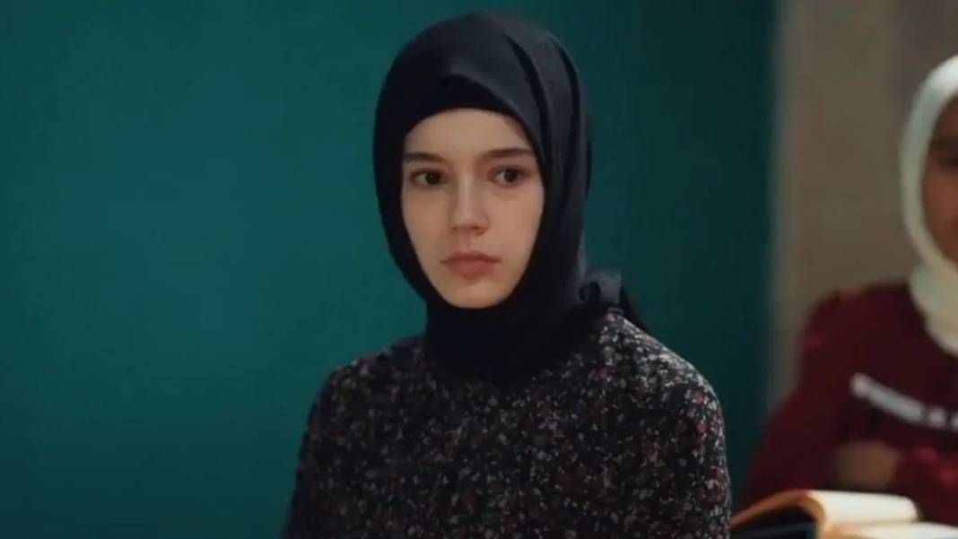 Kızıl Goncalar’ın Zeynep’ini gören şaşkına dönüyor! Resmen Türk Mathilda: Tarzıyla büyük beğeni topladı 1